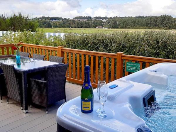 Deeside Lodges with Hot Tubs Exterior 2